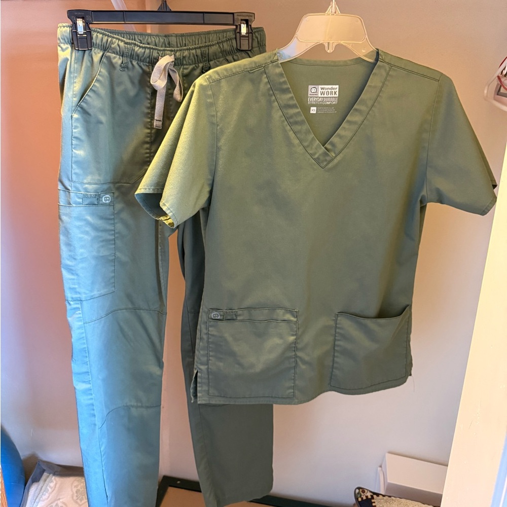 4 sets scrubs WonderWink, purple label by healing hands, infinity by Cherokee